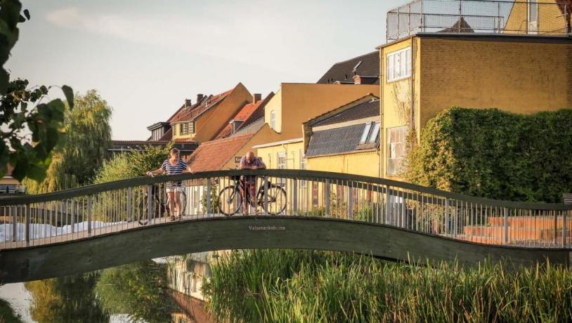 Frederiksværk med den smukke kanal der snor sig gennem byen.