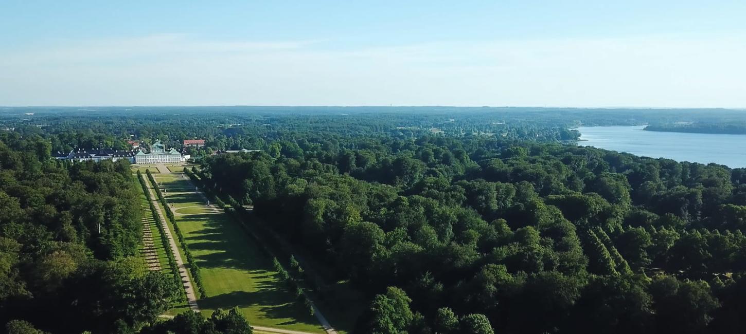 Fredensborg Slot og slotshave tage med drone og Esrum sø mod højre