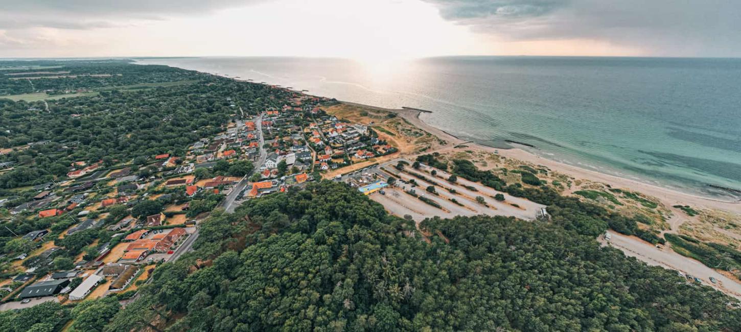 Liseleje by og strand set fra en drone