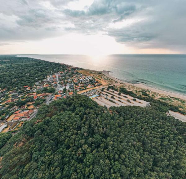 Liseleje by og strand set fra en drone