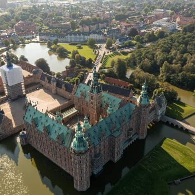 Frederiksborg Slot og nærheden til Hillerød by
