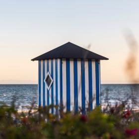 Ikoniske stribede badehuse ved Rågeleje Strand