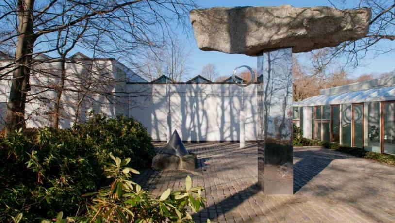 Nobuo Sekines schwebender Stein Phases of Nothingness im Skulpturenhof des Louisiana.