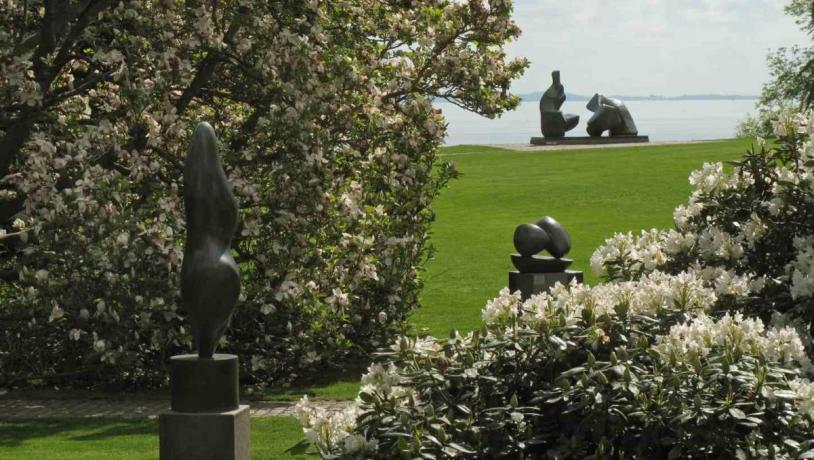 Jean Arp og Henry Moore skulptureren in Louisianas Skulpturenpark.