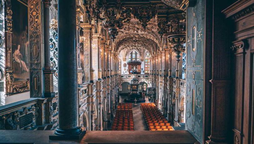 Die Schlosskirche von Frederiksborg Schloss, von der Orgel aus betrachtet, mit Gold, Glanz und Verzierungen.