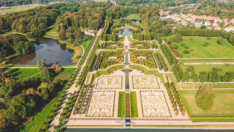Der Barockgarten am Frederiksborg Schloss, aus der Luft betrachtet, mit den symmetrischen Wegen und dem Opalsee.