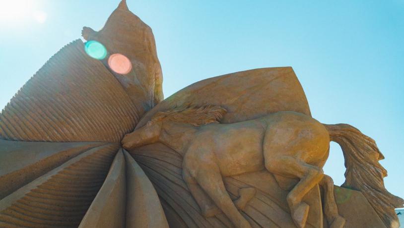 Ein Pferd schwebt in dieser Sandskulptur im Hundested Sandskulptur Park davon.