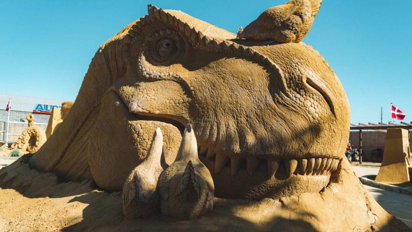  Ein Dinosaurier aus Sand lächelt im Hundested Sandsculpture Park.