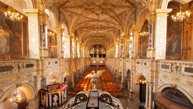 Die Schlosskirche im Frederiksborg Schloss in warmen Farben beleuchtet