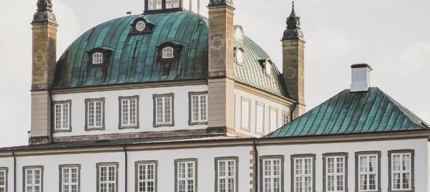 Fredensborg Slot rejser sig mod himlen