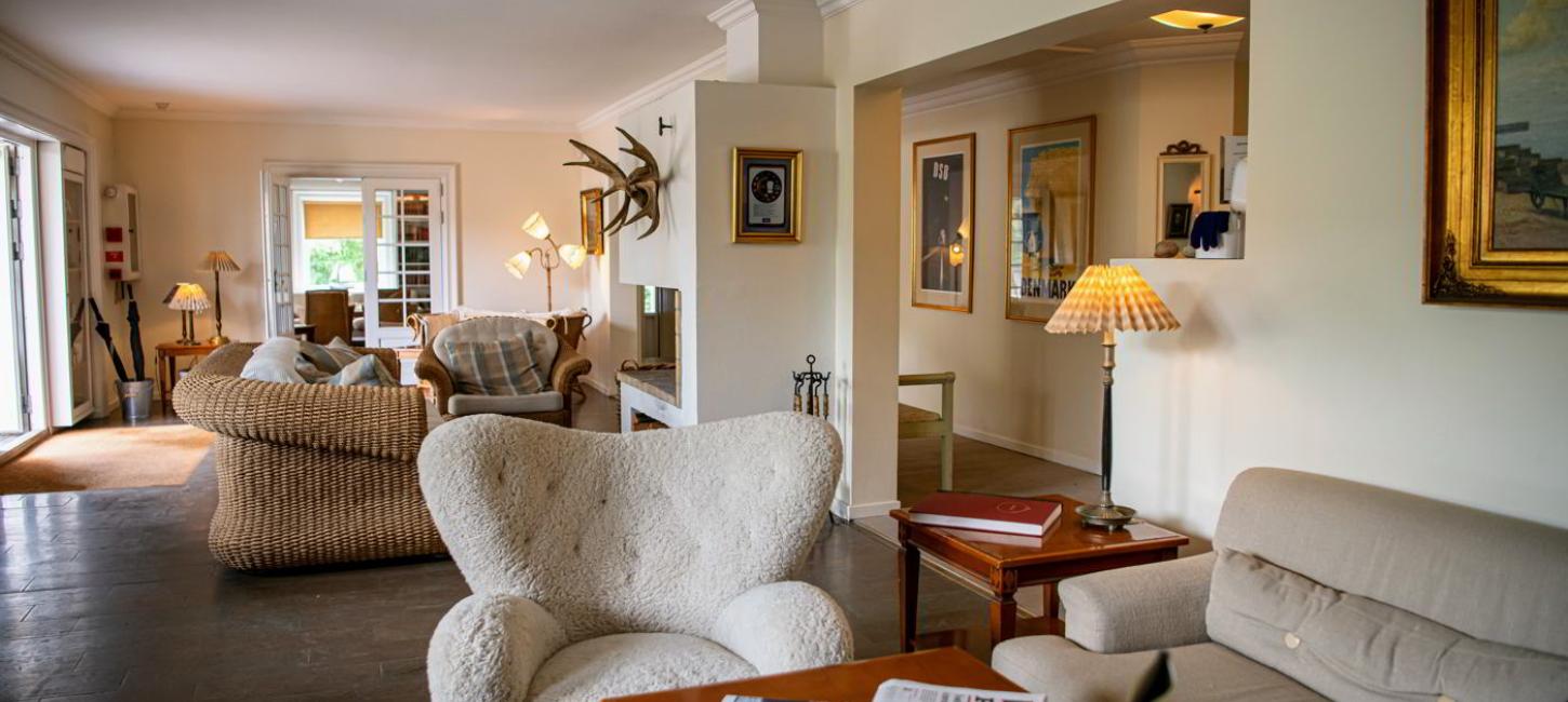 Slæng dig i lænestolene på Gilleleje Badehotel