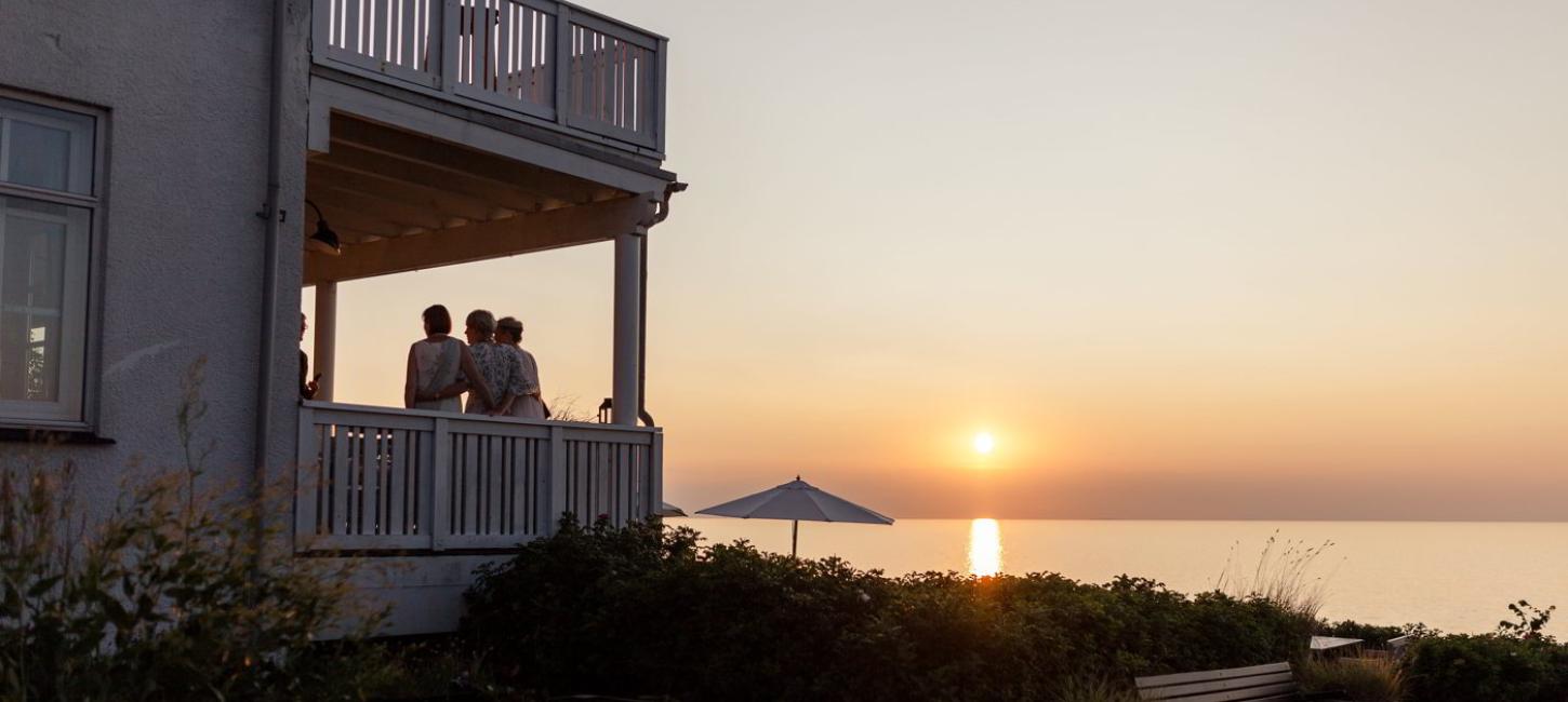 Eines von Dänemarks schönen Badehotels liegt in Nordseeland mit Blick auf das Meer.