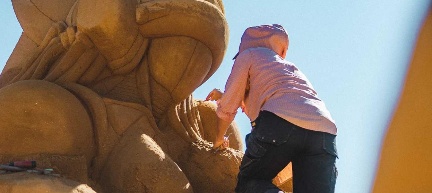 Sehen Sie die enormen Kunstwerke im Hundested Sandskulptur Park.
