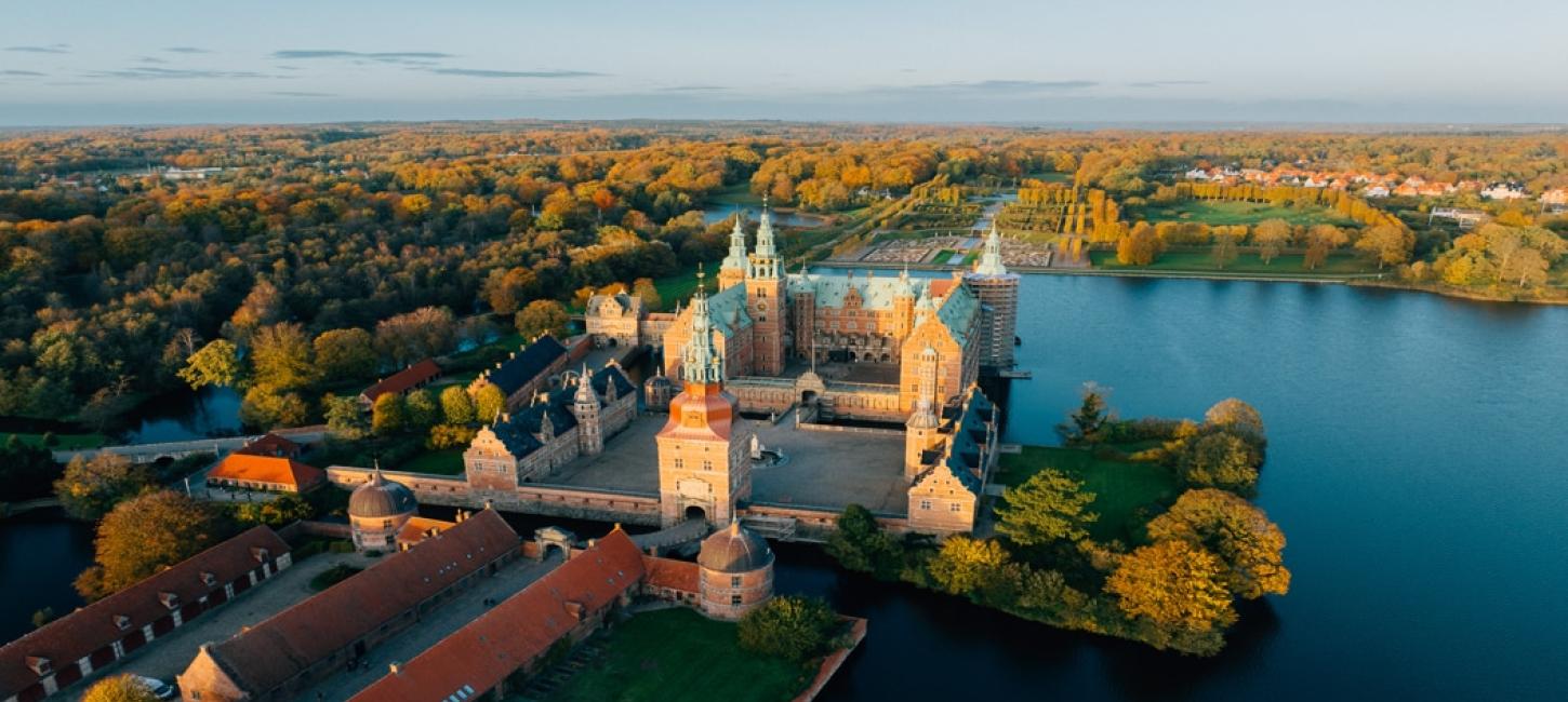 Schloss Frederiksborg von oben in wunderschönen Herbstfarben gesehen.