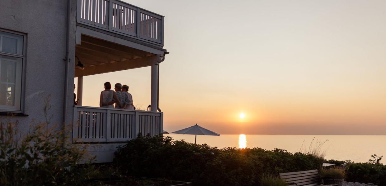 Eines von Dänemarks schönen Badehotels liegt in Nordseeland mit Blick auf das Meer.