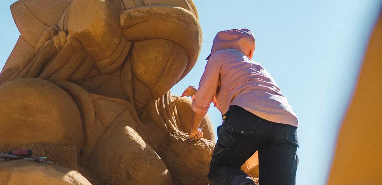 Sehen Sie die enormen Kunstwerke im Hundested Sandskulptur Park.