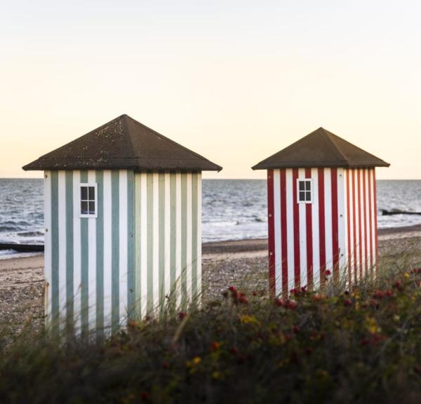 Ikoniske stribede badehuse på stranden i Rågeleje