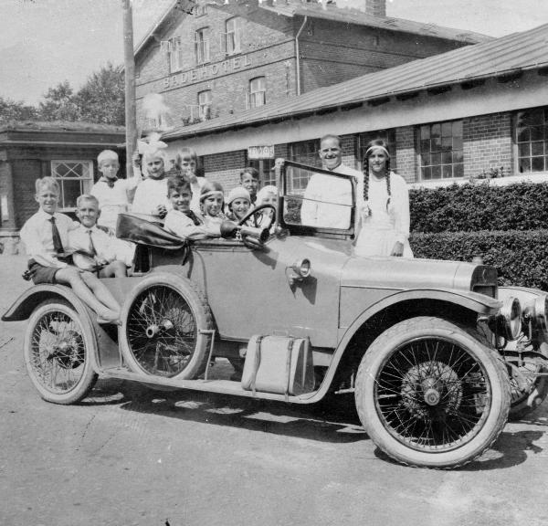 Glückliche Kinder in einem alten Oldtimer vor dem Gilleleje Badehotel in vergangenen Zeiten.