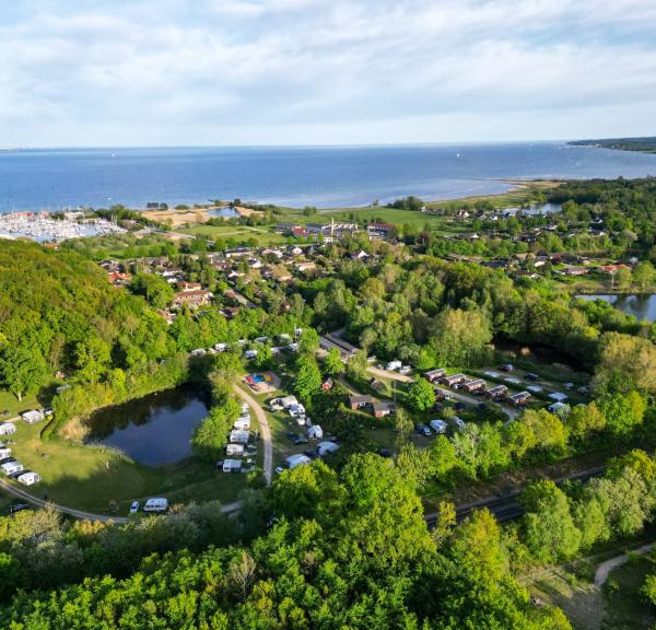 Nivå Camping ligger smukt ved kysten mod Øresund