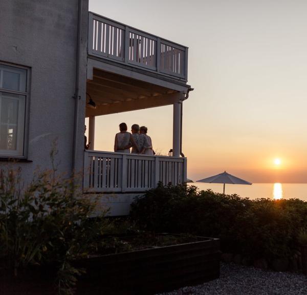Eines von Dänemarks schönen Badehotels liegt in Nordseeland mit Blick auf das Meer.