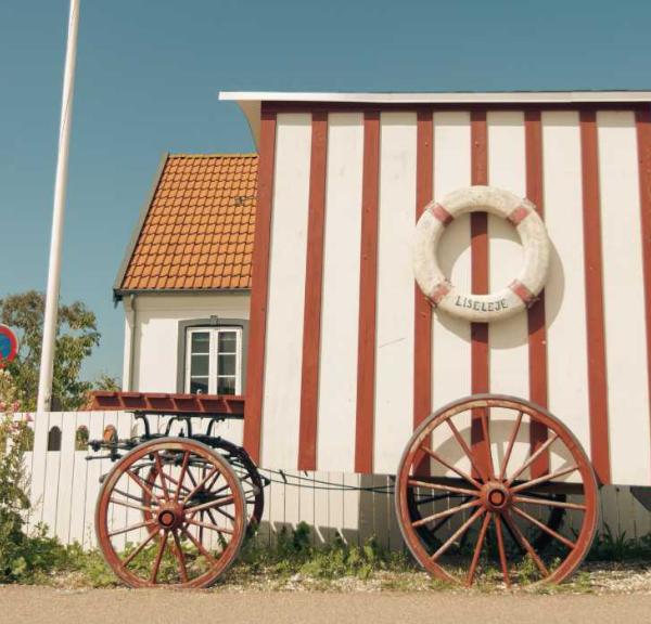 Et gammelt badehus står på gaden i Liseleje