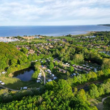 Nivå Camping ligger smukt ved kysten mod Øresund