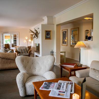 Slæng dig i lænestolene på Gilleleje Badehotel