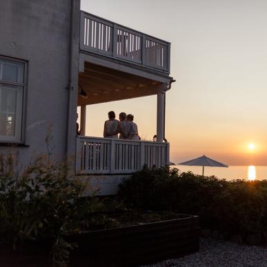 Eines von Dänemarks schönen Badehotels liegt in Nordseeland mit Blick auf das Meer.