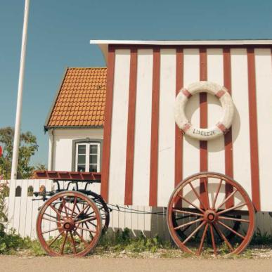 Et gammelt badehus står på gaden i Liseleje