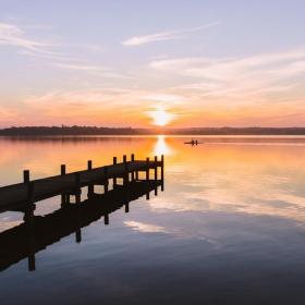 Badebro i Esrum sø, med kajak på vandet