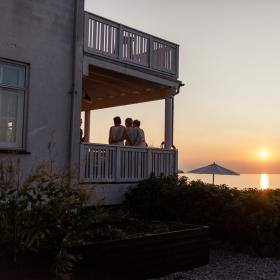 Eines von Dänemarks schönen Badehotels liegt in Nordseeland mit Blick auf das Meer.