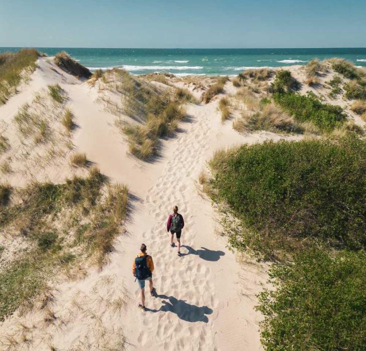 Man und Frau machen Urlaub am Ostsee in Dänemark
